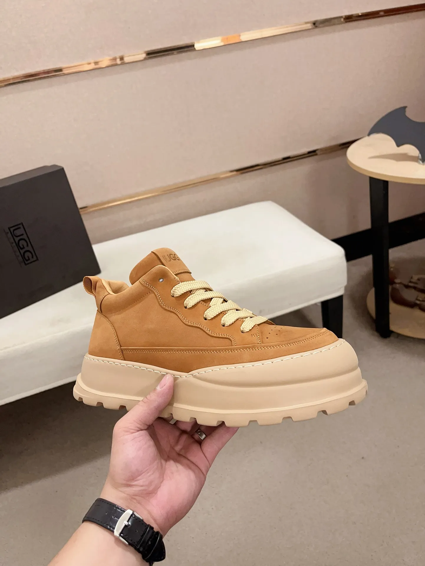 Factory price: 800💰North American men's shoes Ugg ☃️In the special sale of new high-quality men's shoes snow boots in autumn and winter, the nemesis of extreme cold weather! Made of cowhide leather, merino wool lining, and original outsole, whether driving, outdoor or daily wear, there is always one that suits you! Code number 39-44